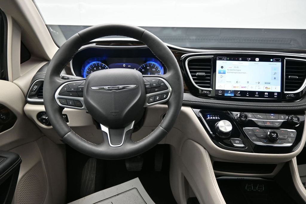 Used 2023 Chrysler Pacifica Limited FWD image 14