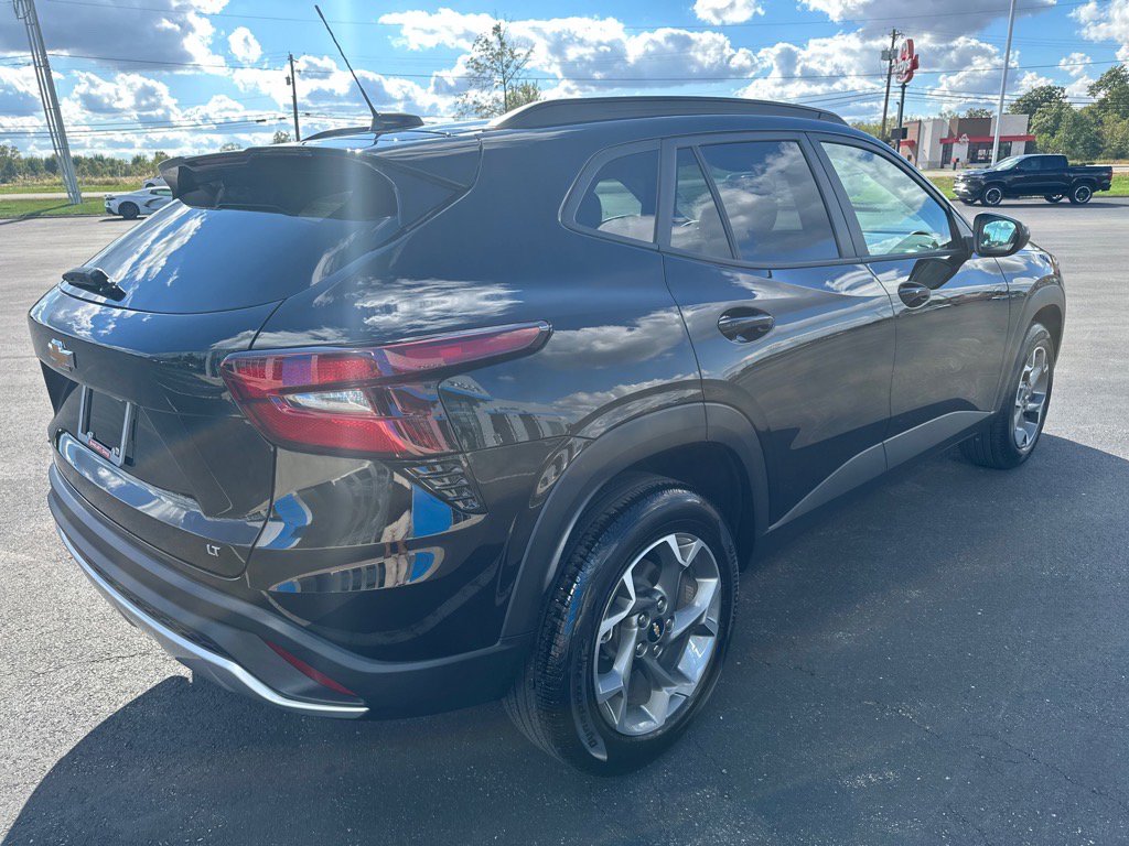 Used 2024 Chevrolet Trax LT w/ Sunroof Package image 5