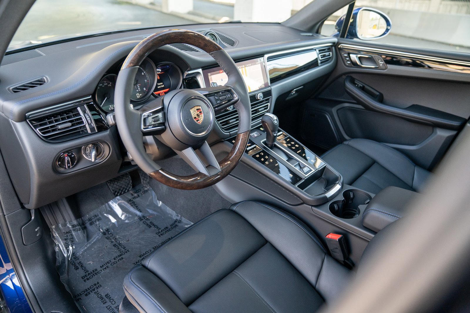 Certified 2026 Porsche Macan AWD/4WD image 4