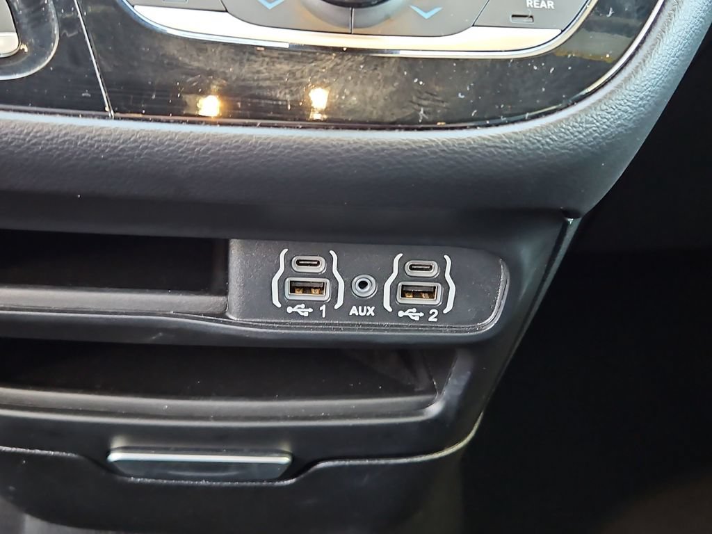 Used 2025 Chrysler Pacifica Select FWD image 21