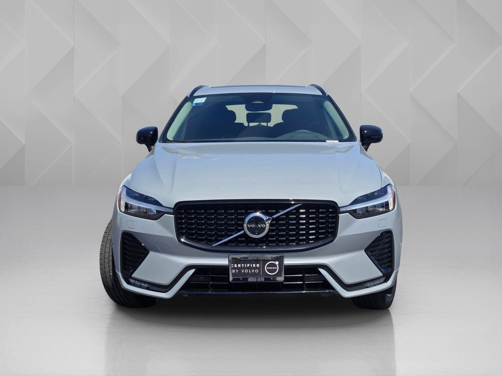 Certified 2025 Volvo XC60 B5 Plus AWD/4WD image 3