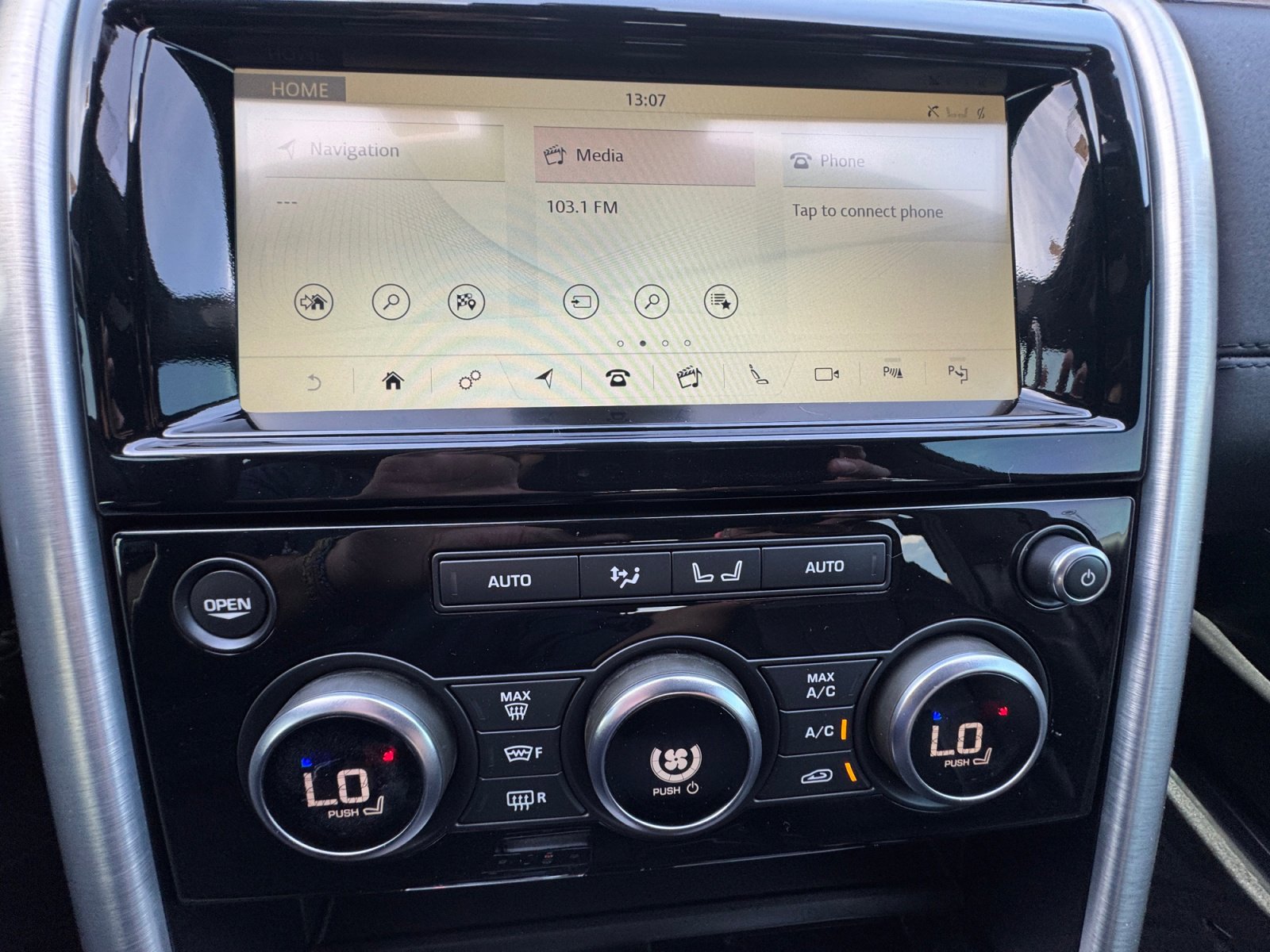 Used 2020 Land Rover Discovery HSE image 12