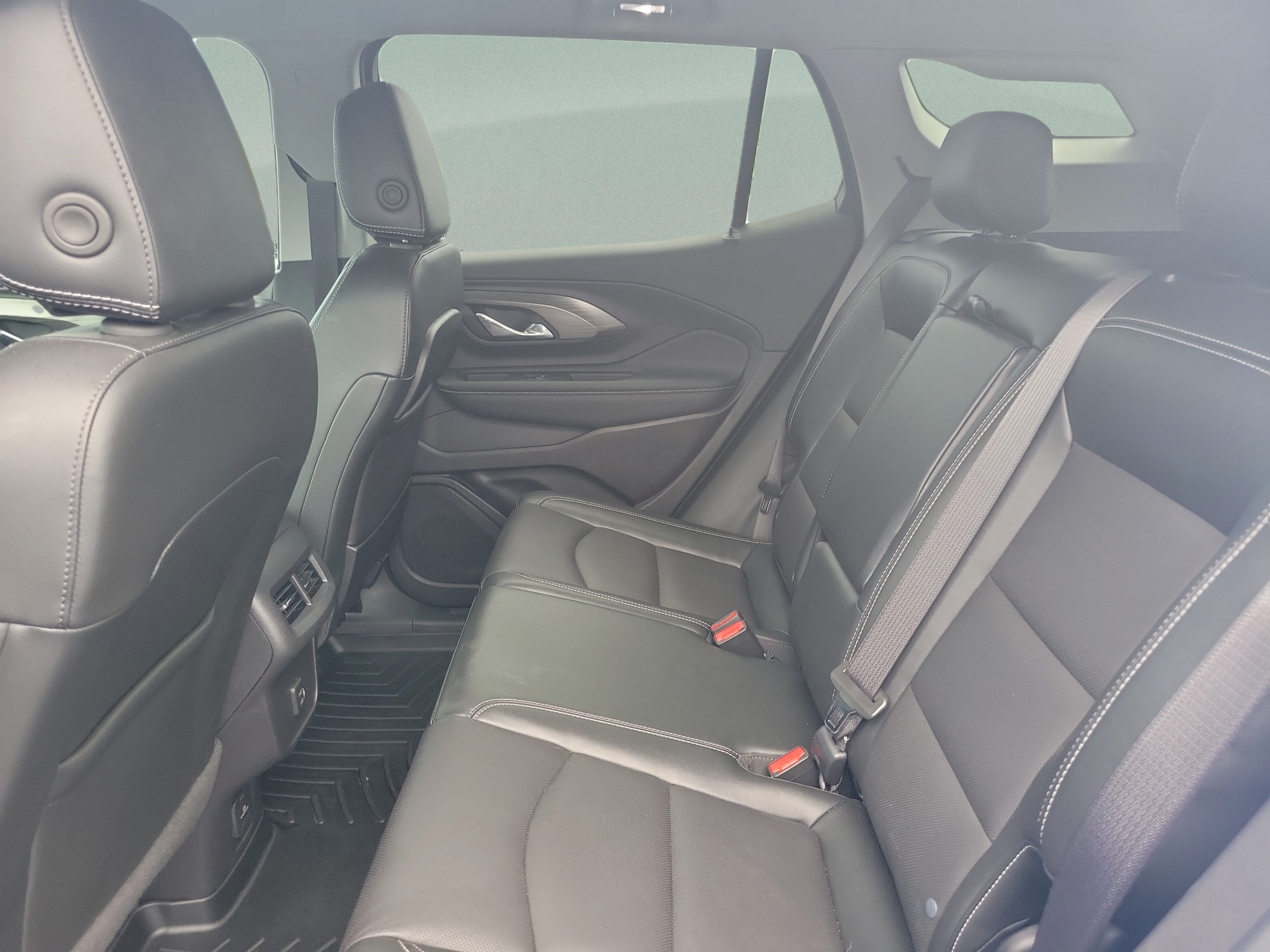 Used 2024 GMC Terrain SLT w/ Infotainment Package II FWD image 9