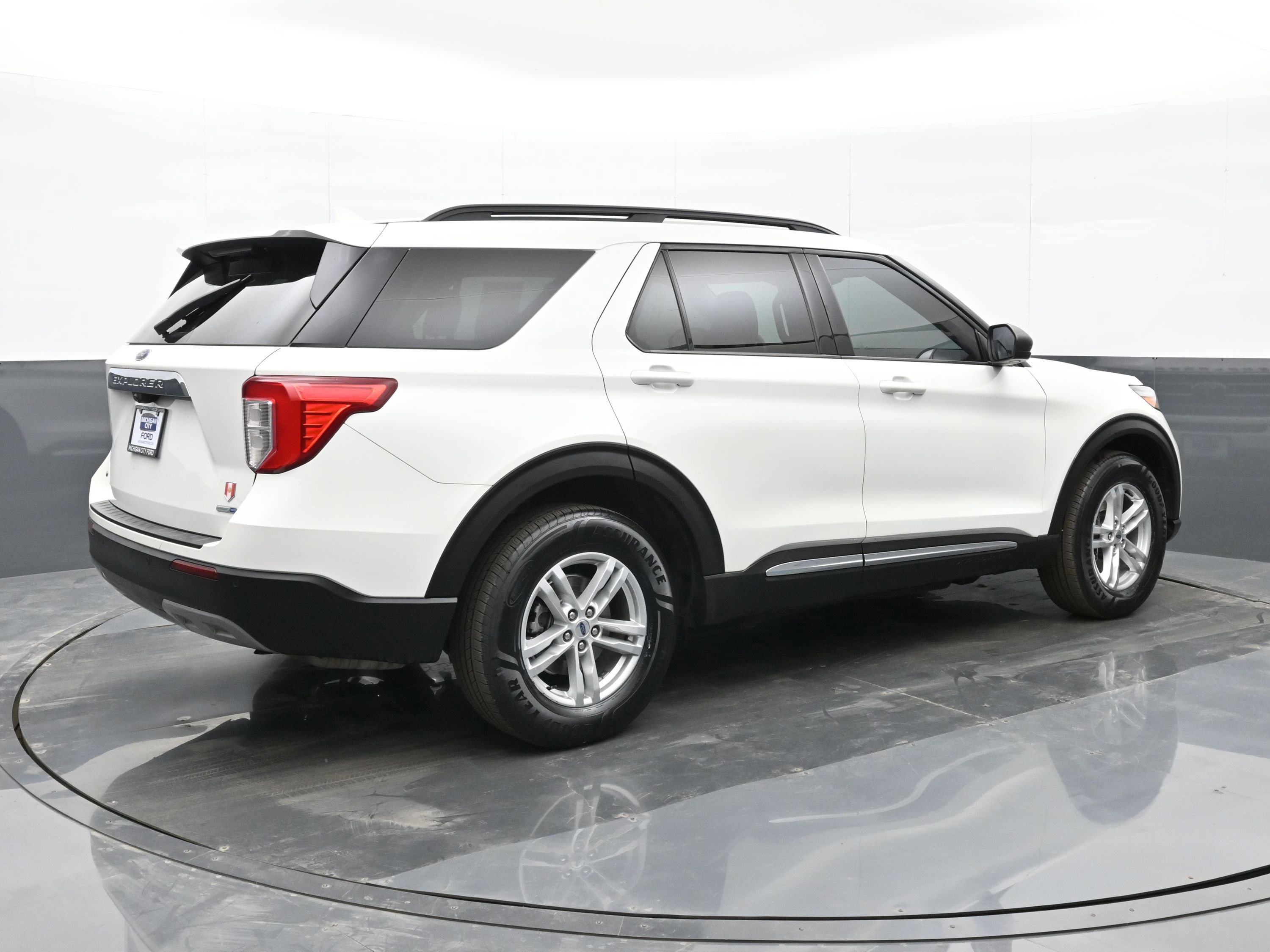 Used 2020 Ford Explorer XLT w/ Equipment Group 202A image 8