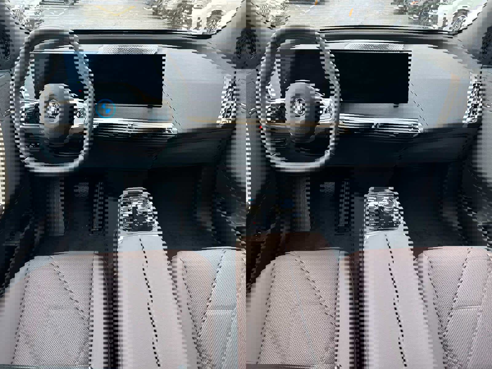 Used 2025 BMW iX xDrive50 image 2