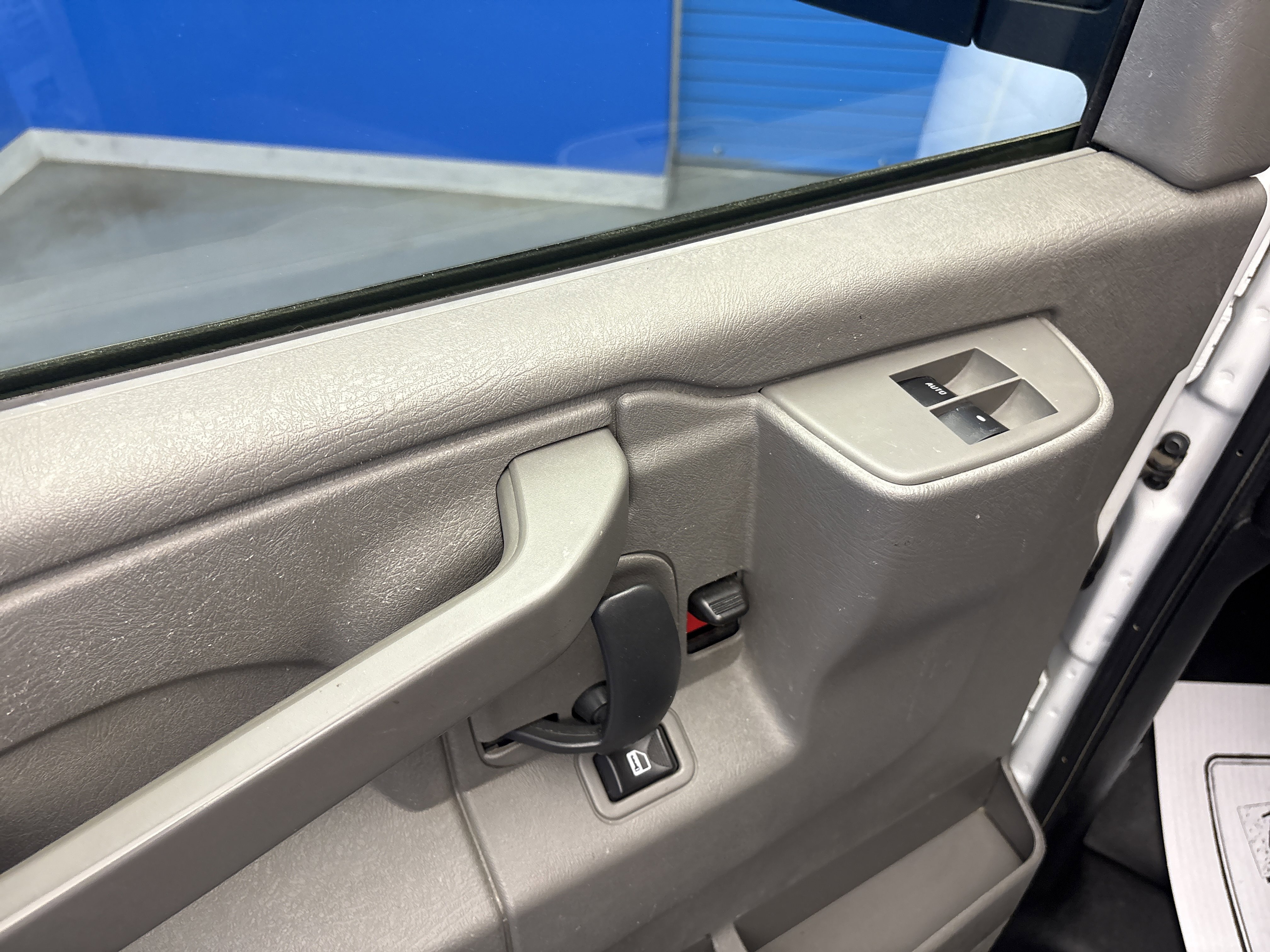 Used 2018 Chevrolet Express 2500 w/ Driver Convenience Package RWD image 16