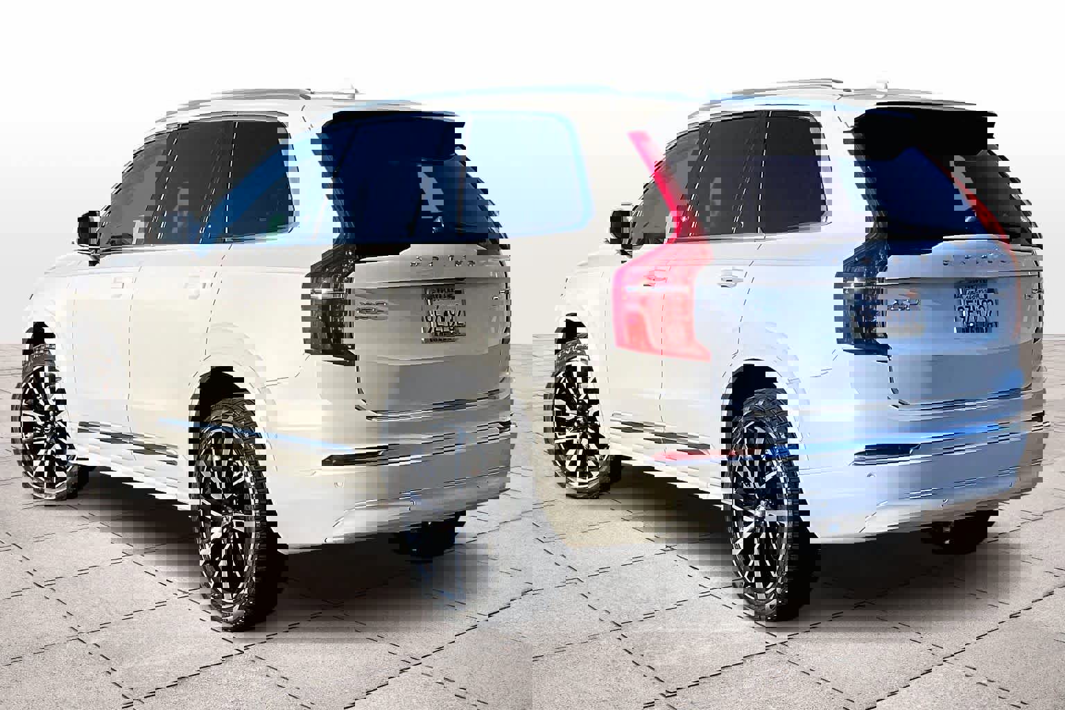 Used 2023 Volvo XC90 B5 Plus image 15