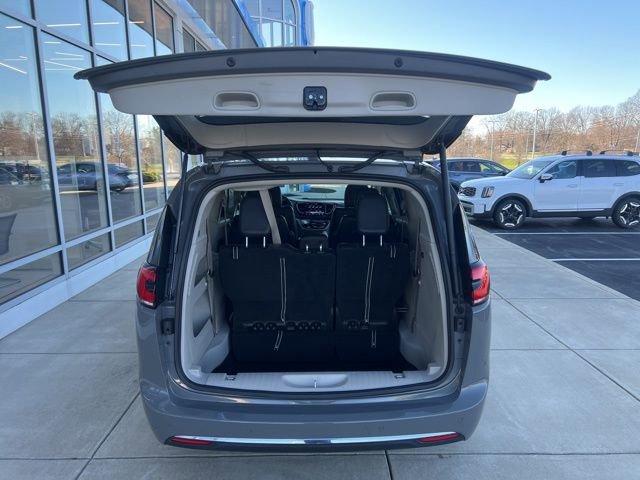 Used 2022 Chrysler Pacifica Touring-L image 6
