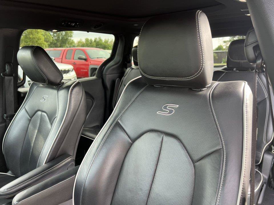 Used 2025 Chrysler Pacifica Limited FWD image 16