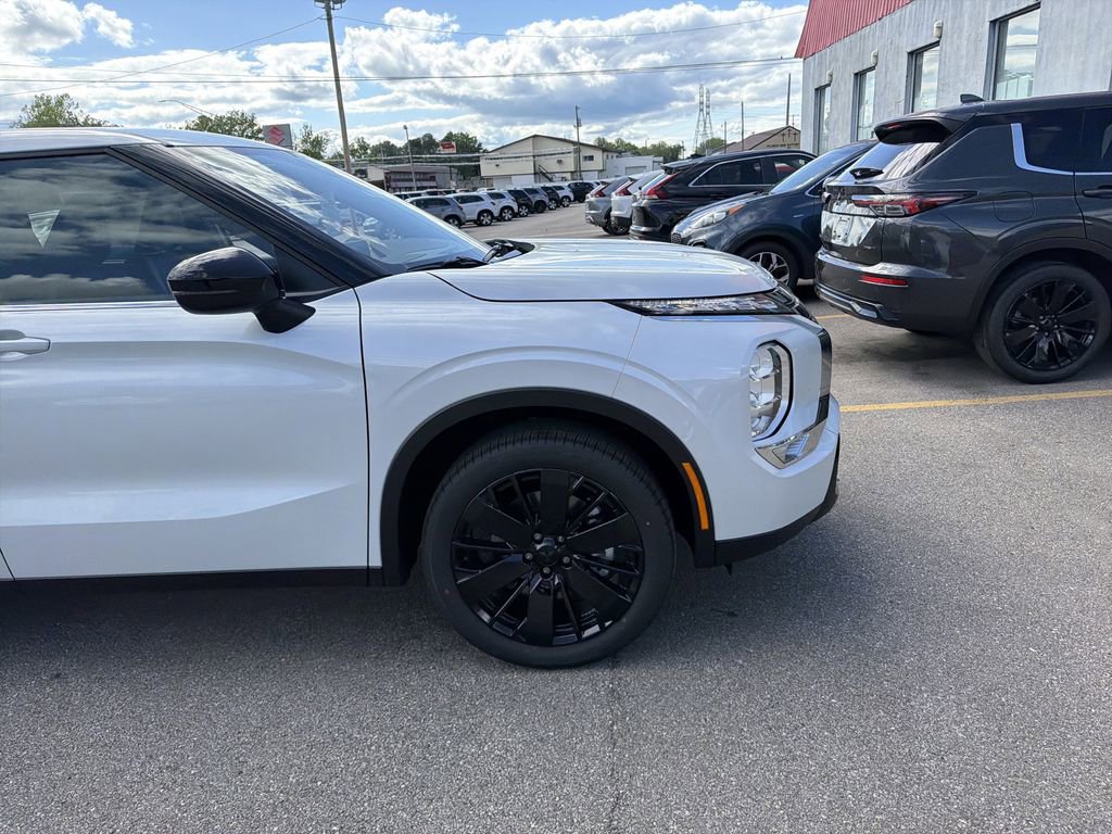 New 2026 Mitsubishi Outlander LE FWD image 2