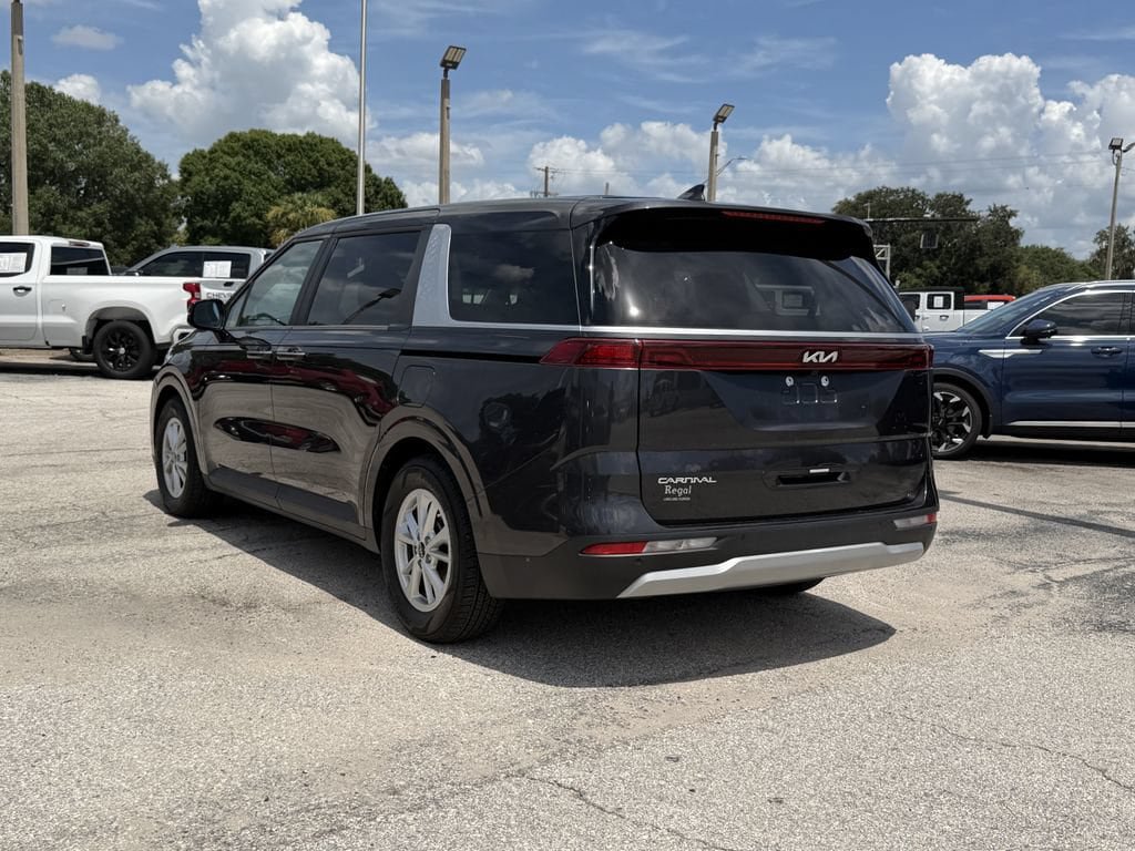 Certified 2024 Kia Carnival LX FWD image 6