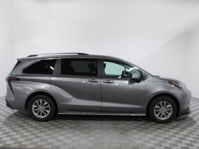 Certified 2026 Toyota Sienna XLE FWD image 7