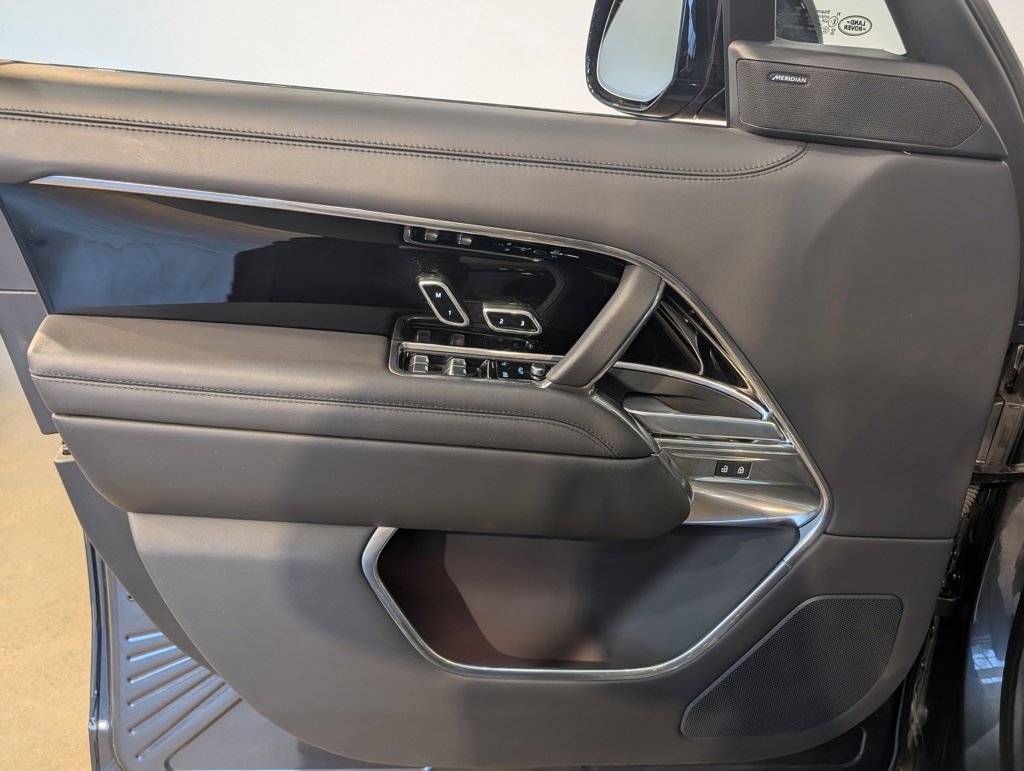 Used 2024 Land Rover Range Rover Long Wheelbase SE image 11