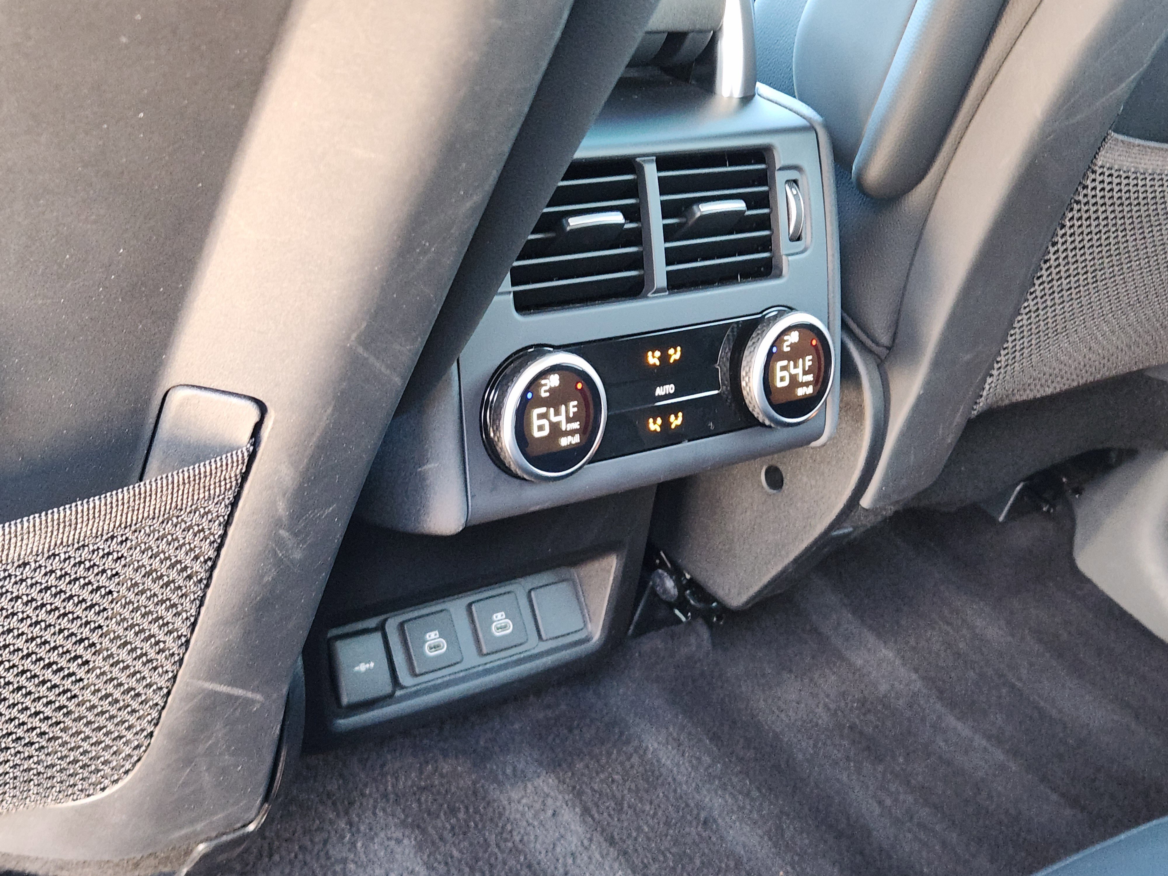 Certified 2024 Land Rover Discovery Dynamic SE image 33