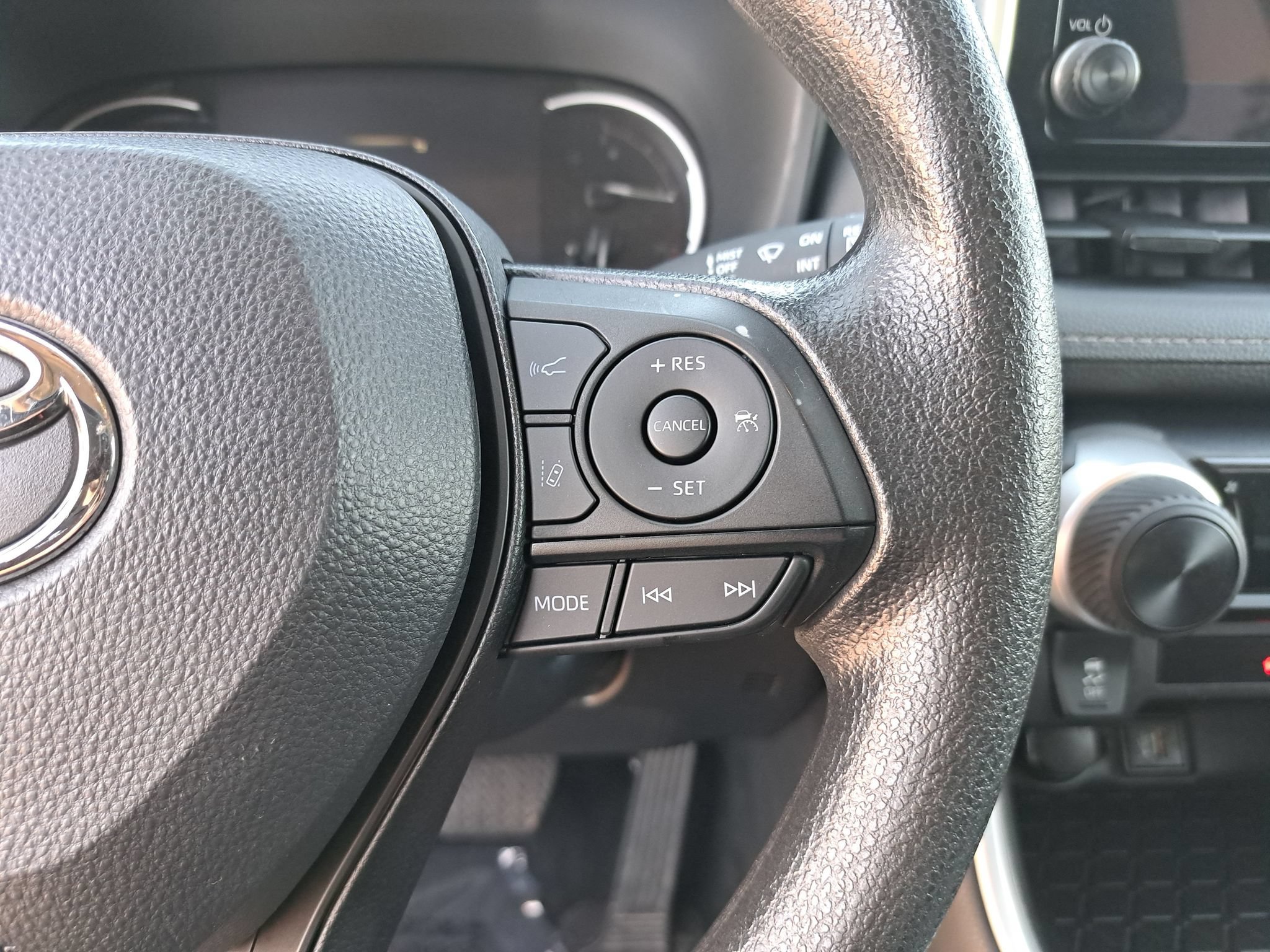 Used 2025 Toyota RAV4 LE AWD/4WD image 18
