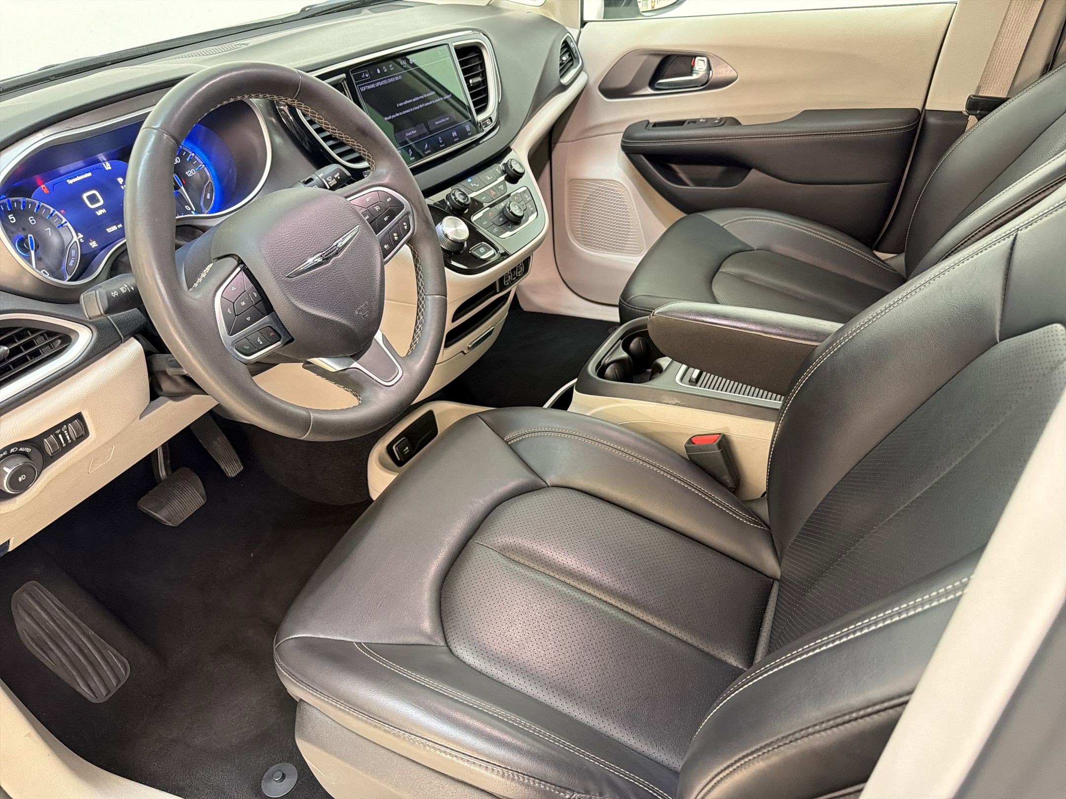 Used 2023 Chrysler Pacifica Touring-L FWD image 4