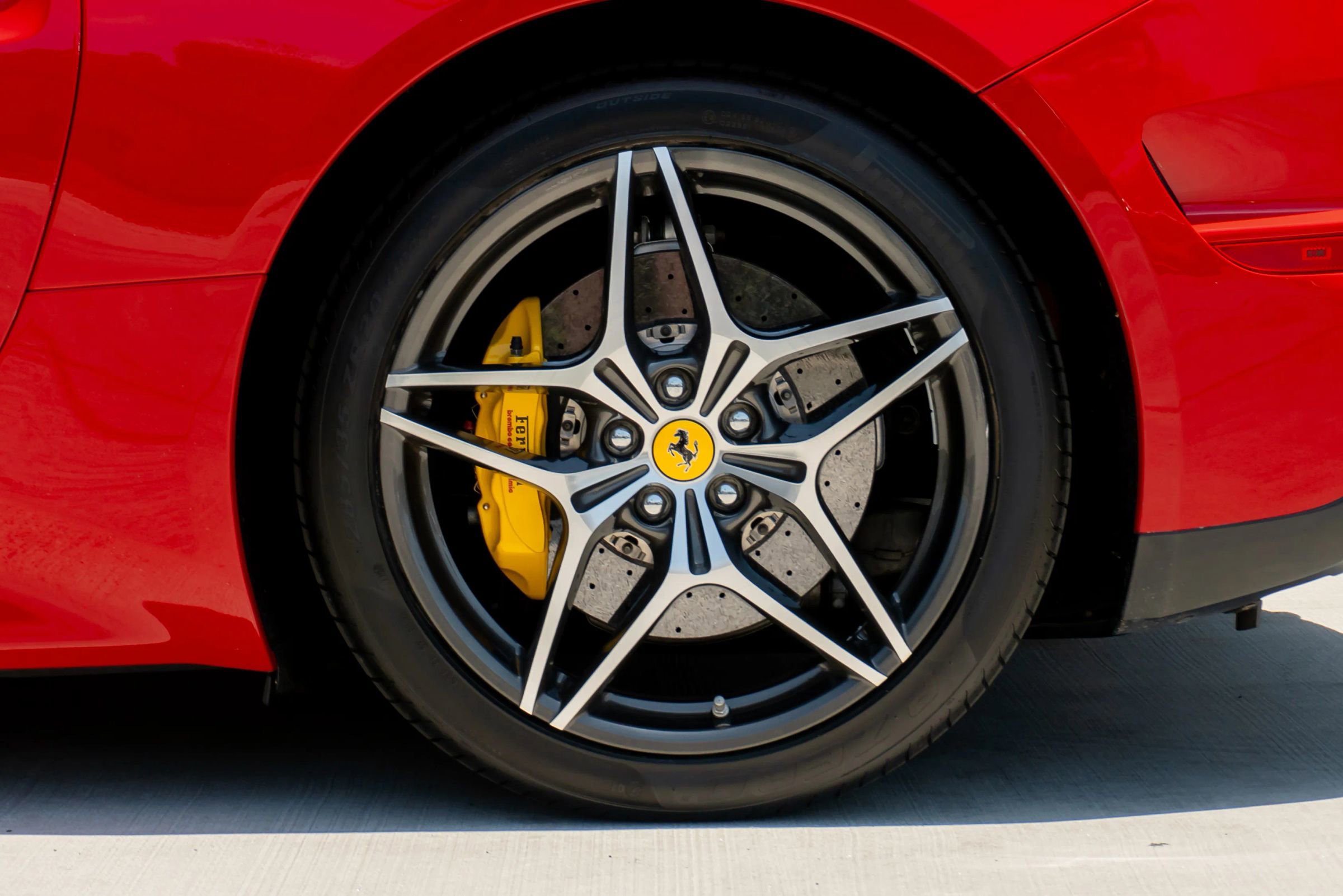 Used 2016 Ferrari California T RWD image 16