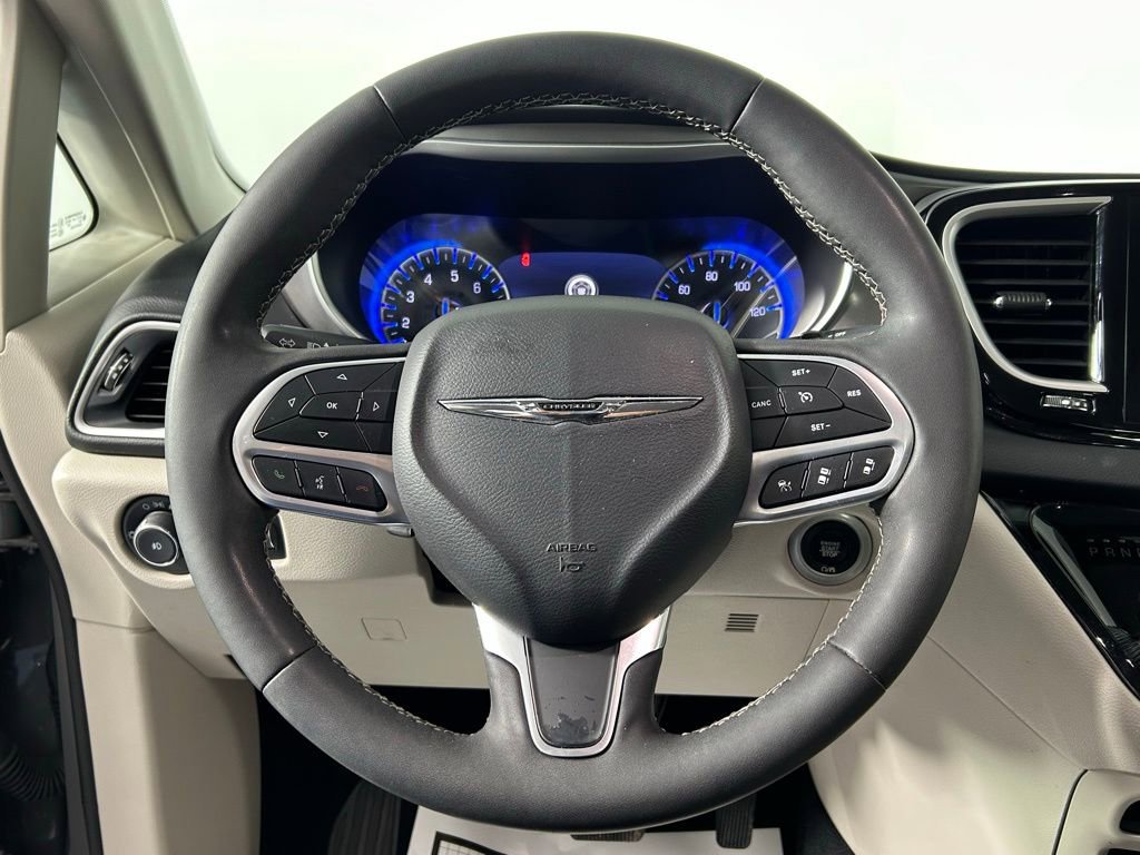 Used 2023 Chrysler Pacifica Touring-L image 26