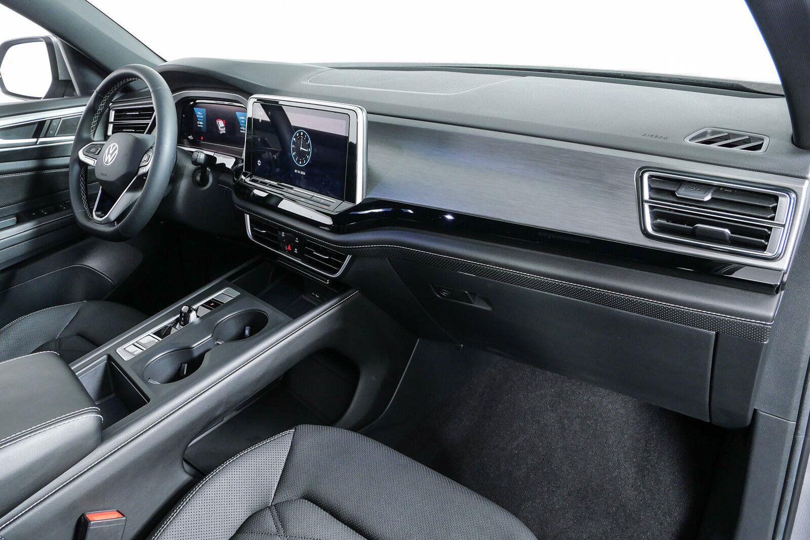 Certified 2024 Volkswagen Atlas Cross Sport SE FWD image 18
