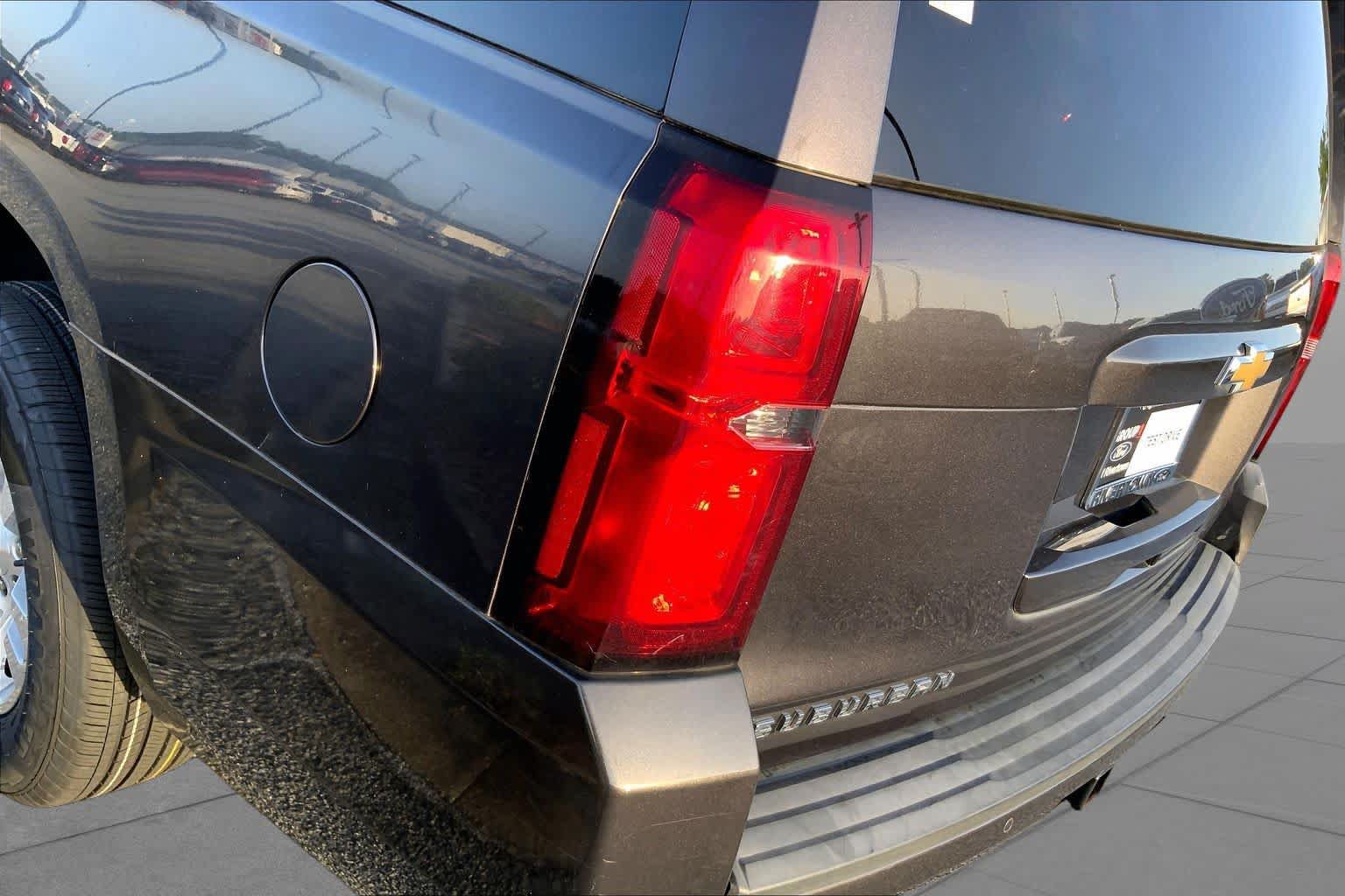 Used 2017 Chevrolet Suburban LT RWD image 27