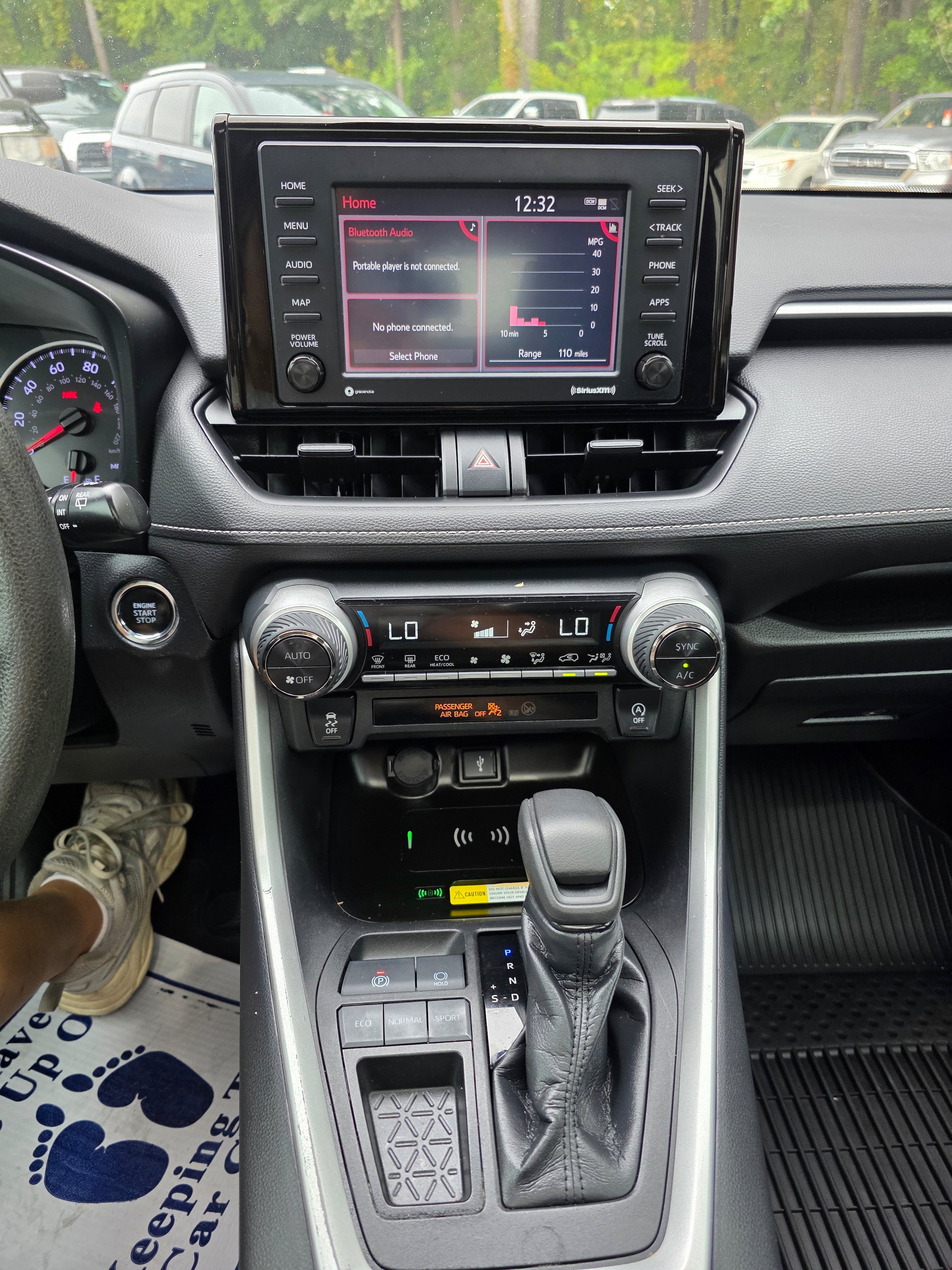 Used 2022 Toyota RAV4 XLE w/ Convenience Package FWD image 11