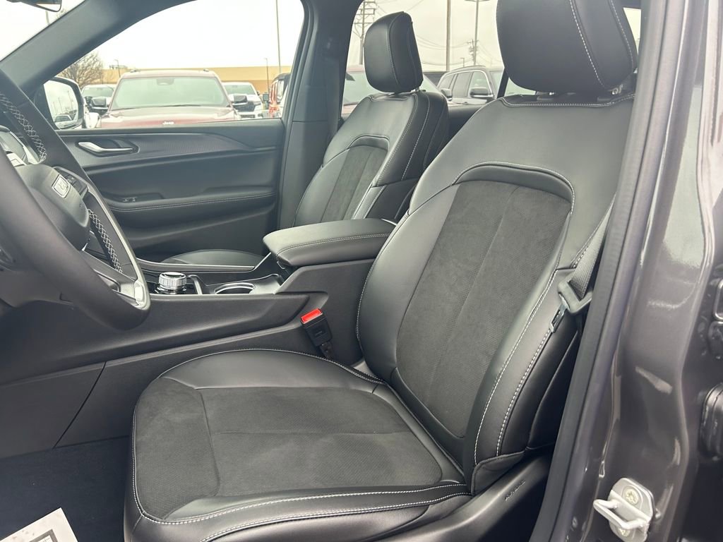 New 2025 Jeep Grand Cherokee L Altitude image 18