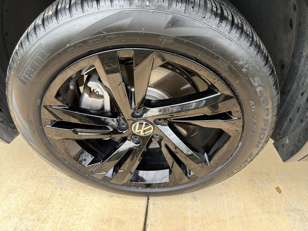 Used 2023 Volkswagen Tiguan SE R-Line image 11