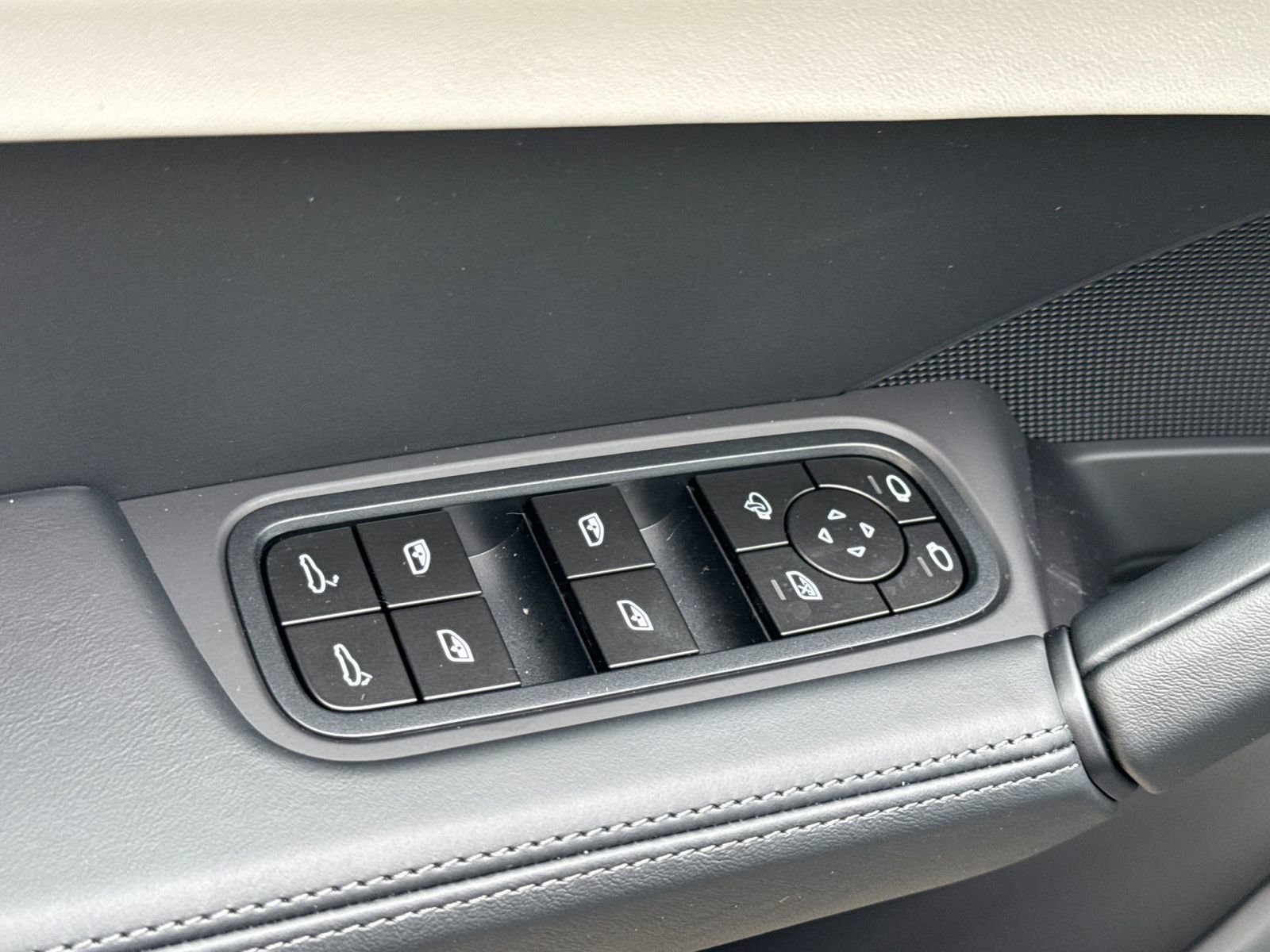 New 2026 Porsche Cayenne GTS image 13