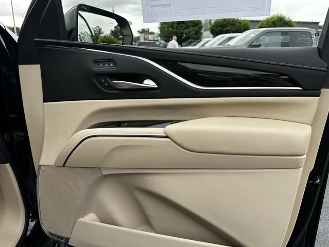 Used 2024 Cadillac Escalade Premium Luxury AWD/4WD image 36