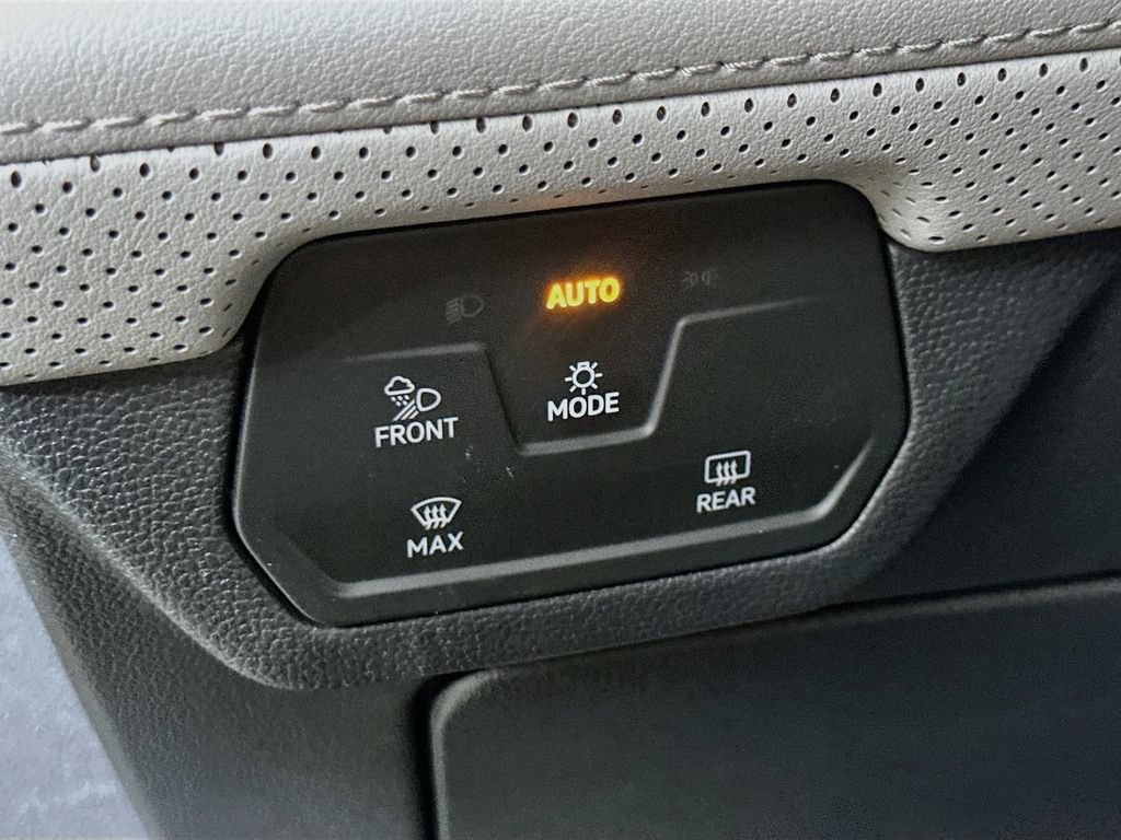 Used 2025 Volkswagen Atlas Peak Edition SE AWD/4WD image 22