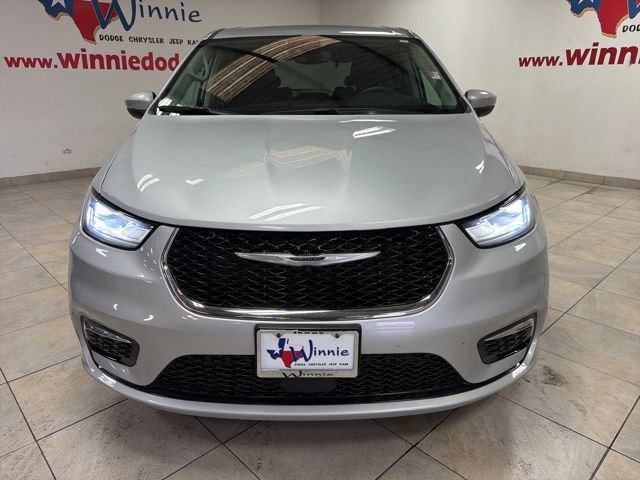 Used 2023 Chrysler Pacifica Touring-L image 8