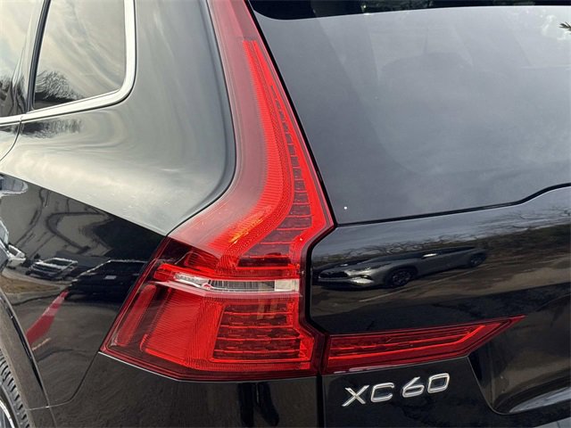 Used 2021 Volvo XC60 T5 Momentum w/ Premium Package image 11