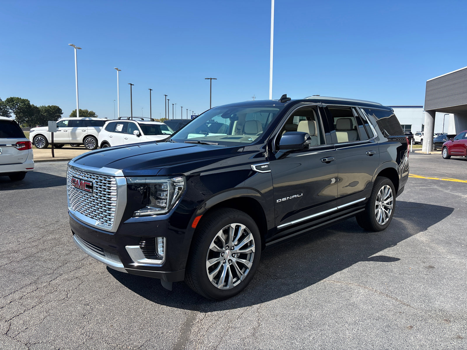 Used 2021 GMC Yukon Denali w/ Denali Premium Package image 3