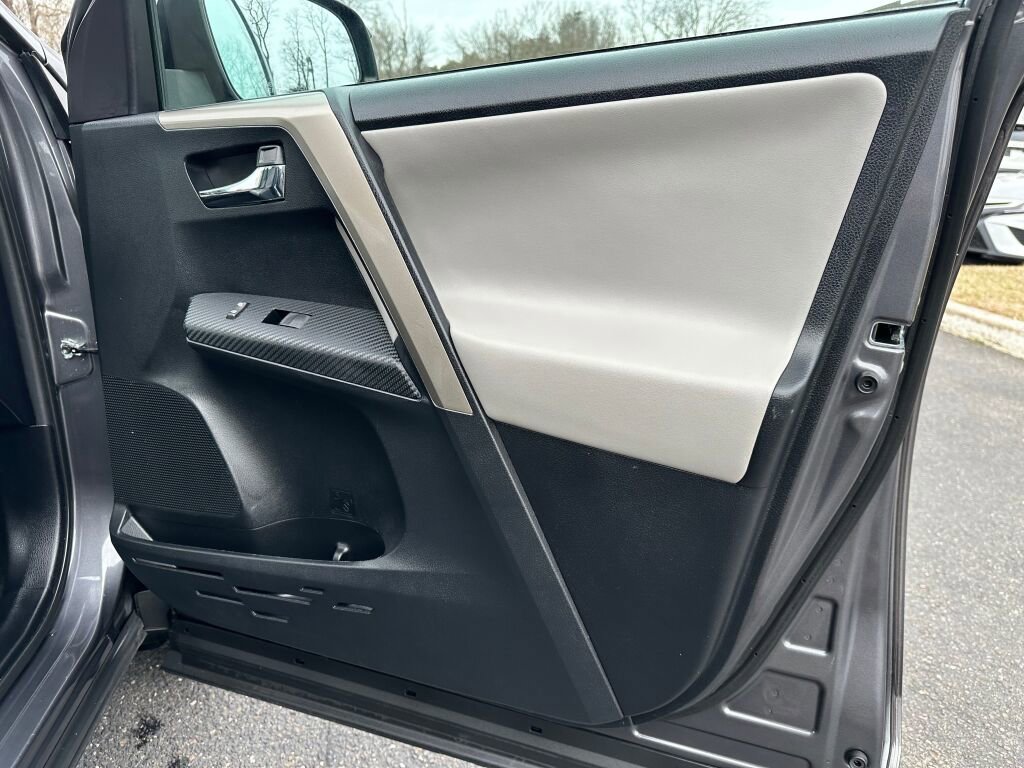 Used 2015 Toyota RAV4 Limited image 26
