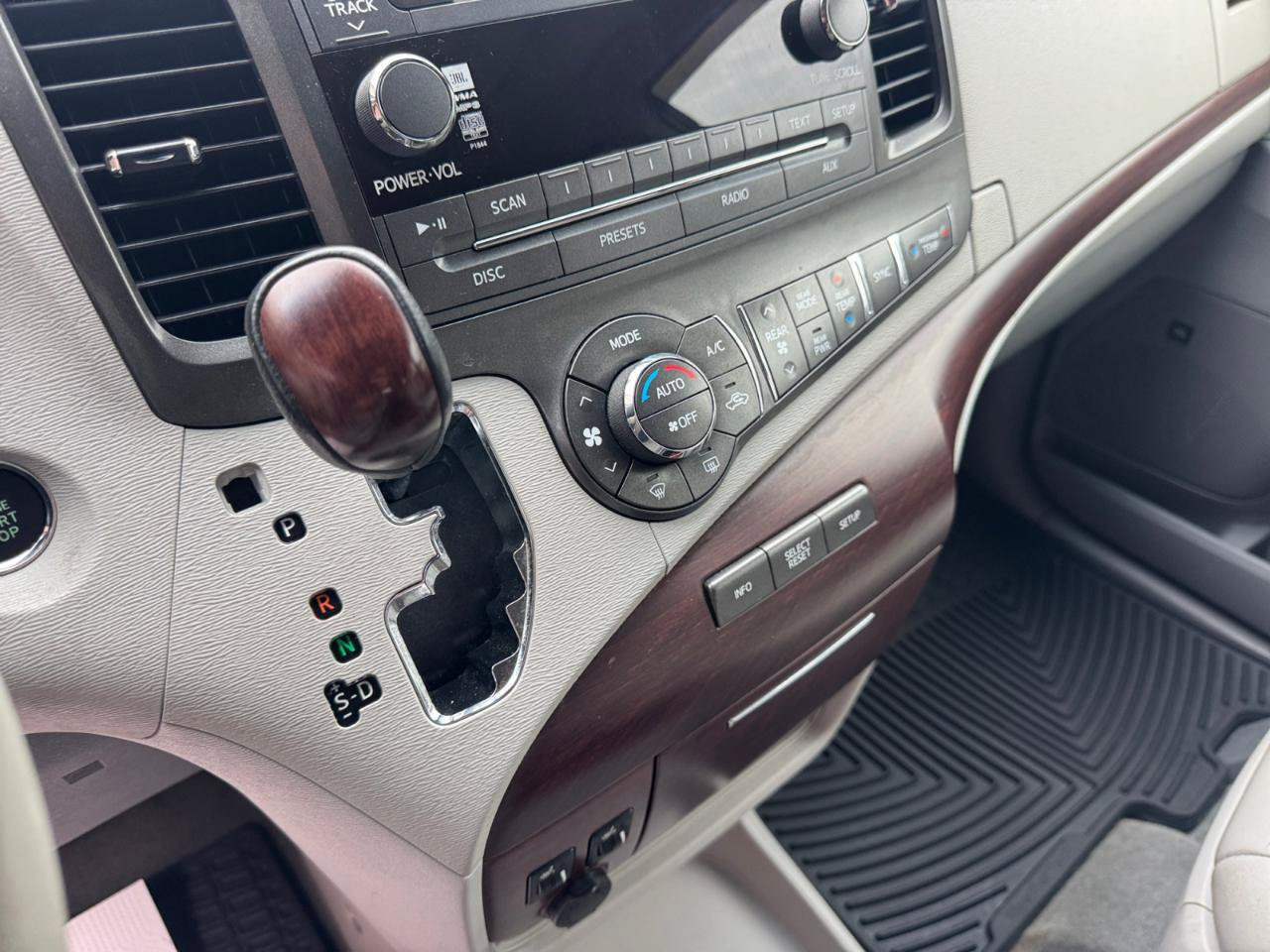 Used 2014 Toyota Sienna Limited w/ Limited Convenience Package FWD image 20