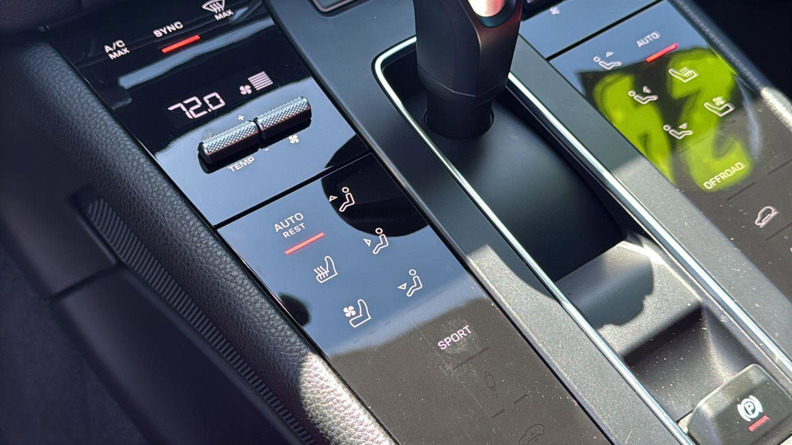 Used 2024 Porsche Macan Turbo image 18