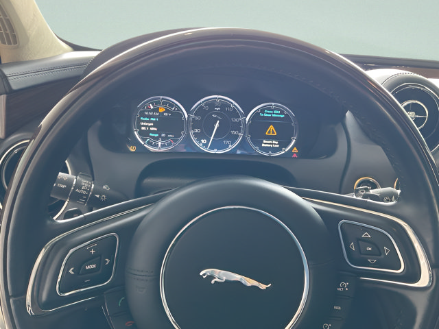 Used 2012 Jaguar XJ Supercharged RWD image 12