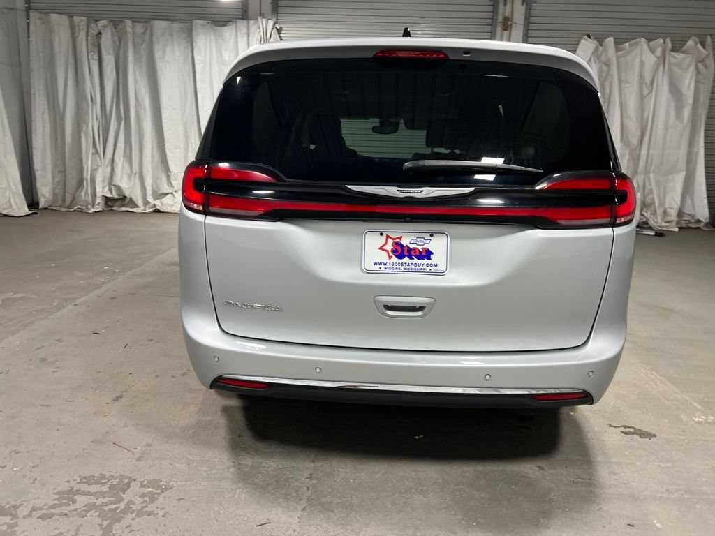Used 2023 Chrysler Pacifica Touring-L FWD image 6