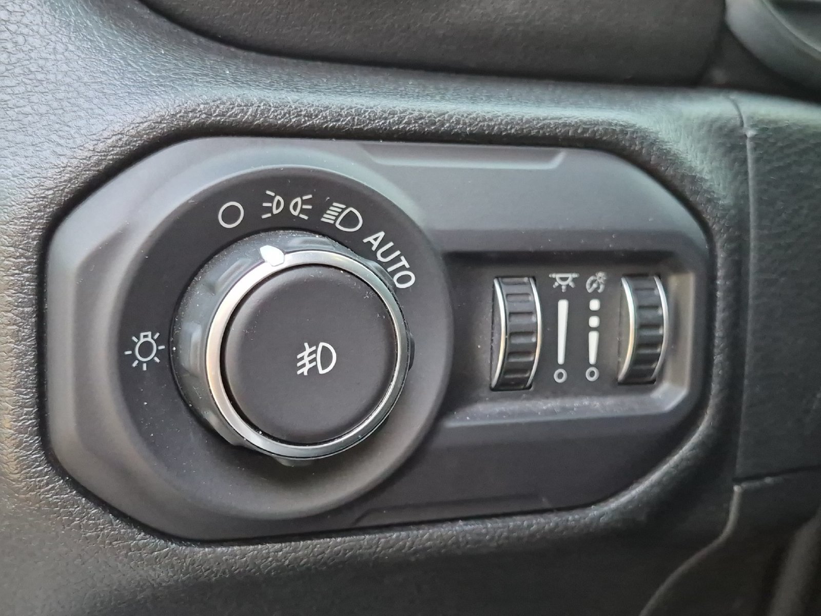 Used 2018 Jeep Wrangler Unlimited Sahara AWD/4WD image 14