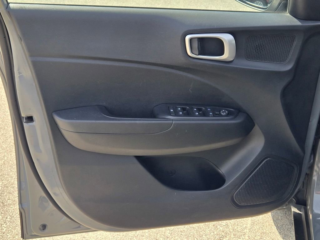 Used 2023 Hyundai Venue SEL image 26