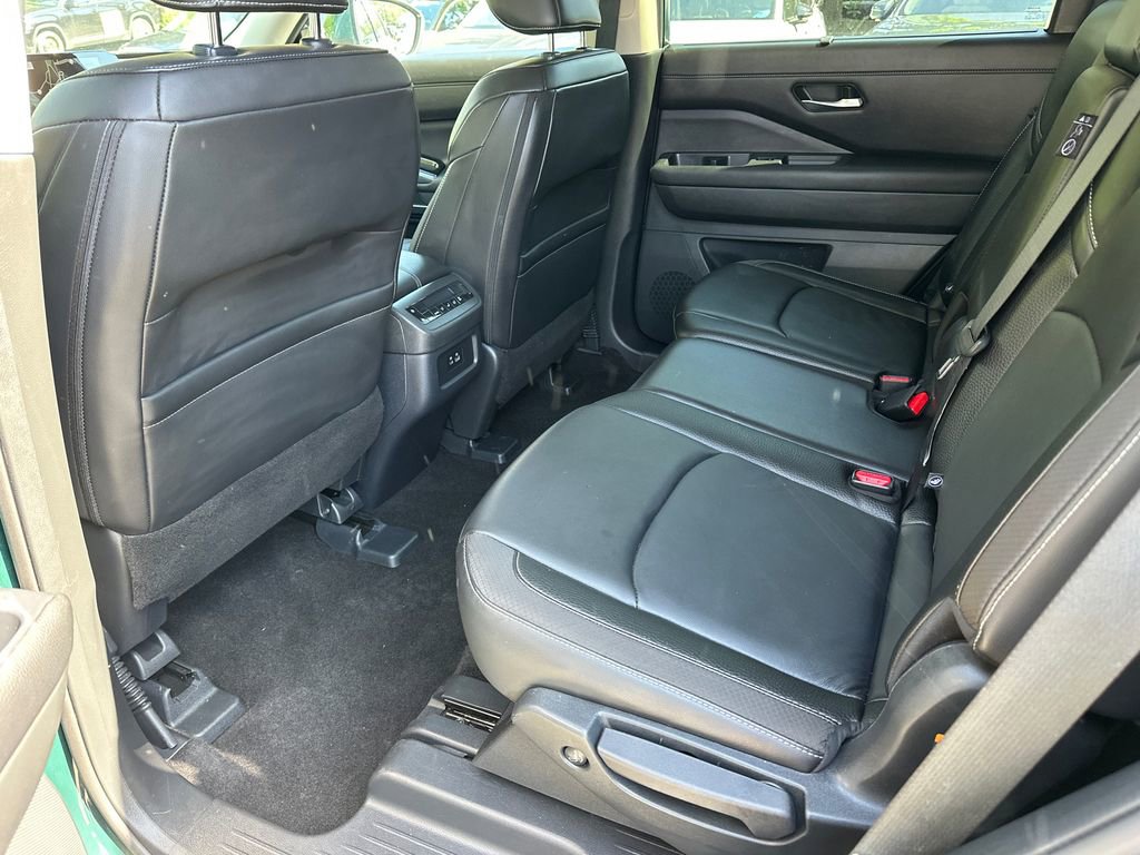 Used 2025 Nissan Pathfinder SL AWD/4WD image 17