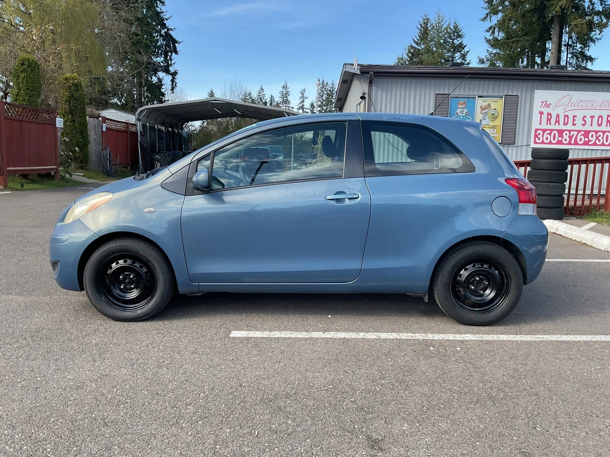 Used 2009 Toyota Yaris 2-Door Hatchback image 2