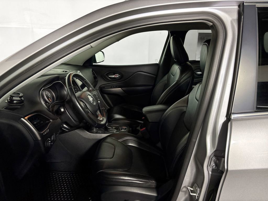 Used 2019 Jeep Cherokee Latitude Plus w/ Cold Weather Group image 11