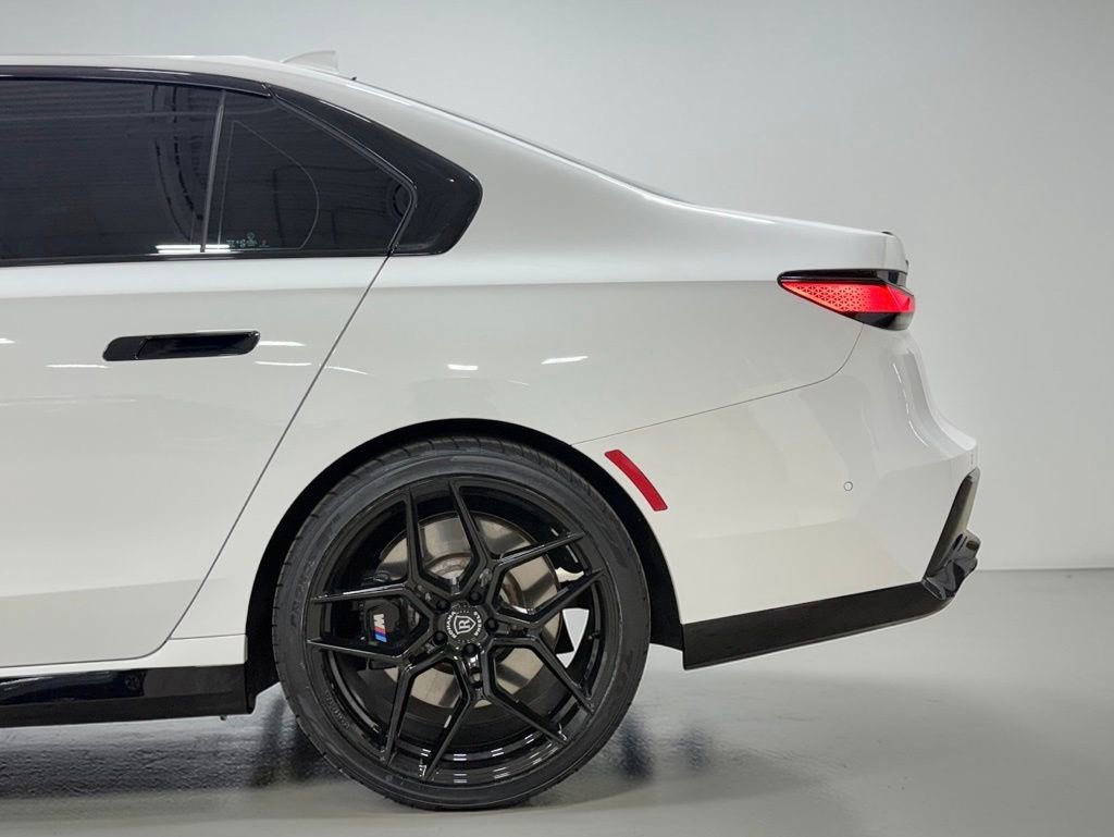 Used 2024 BMW 760i xDrive w/ Premium Package image 7