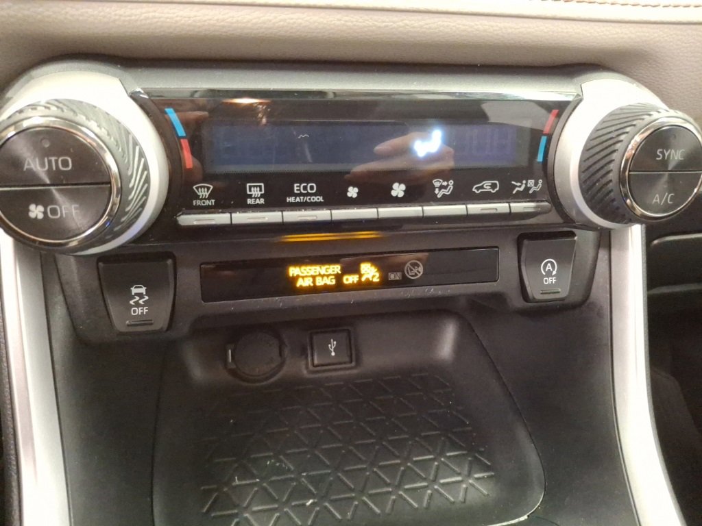 Used 2020 Toyota RAV4 XLE image 24