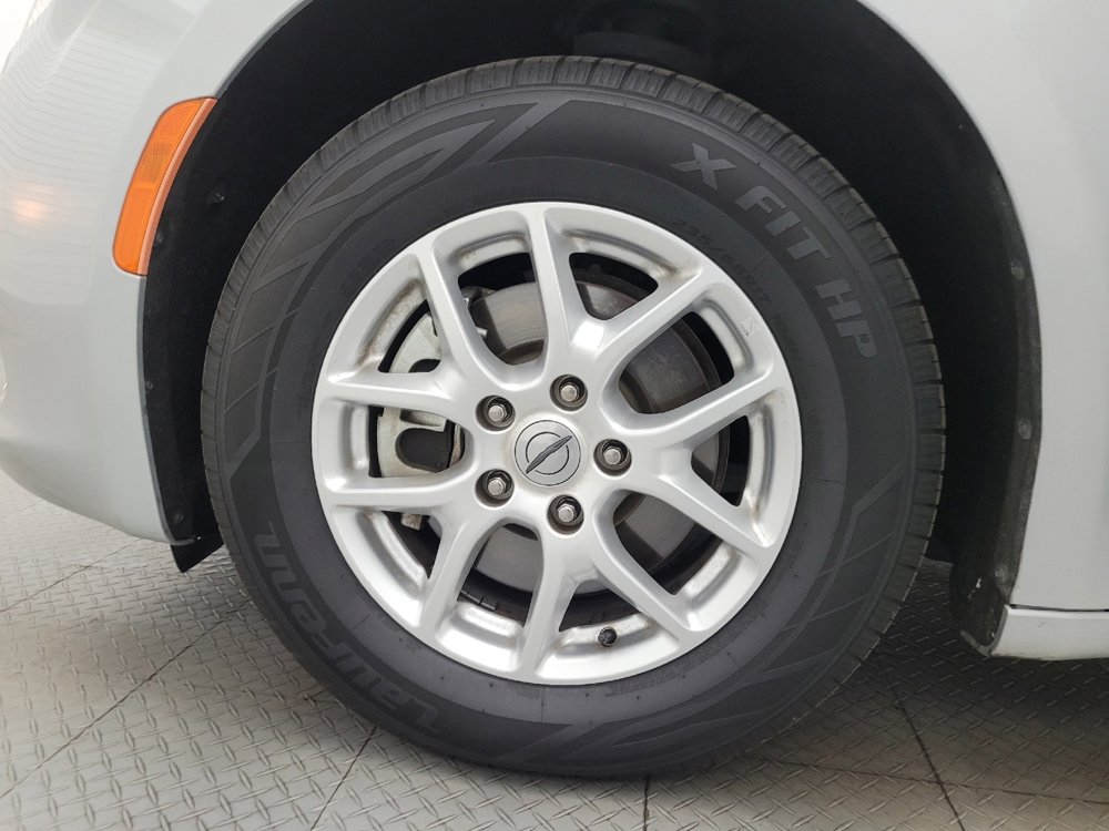 Used 2022 Chrysler Voyager LX image 31