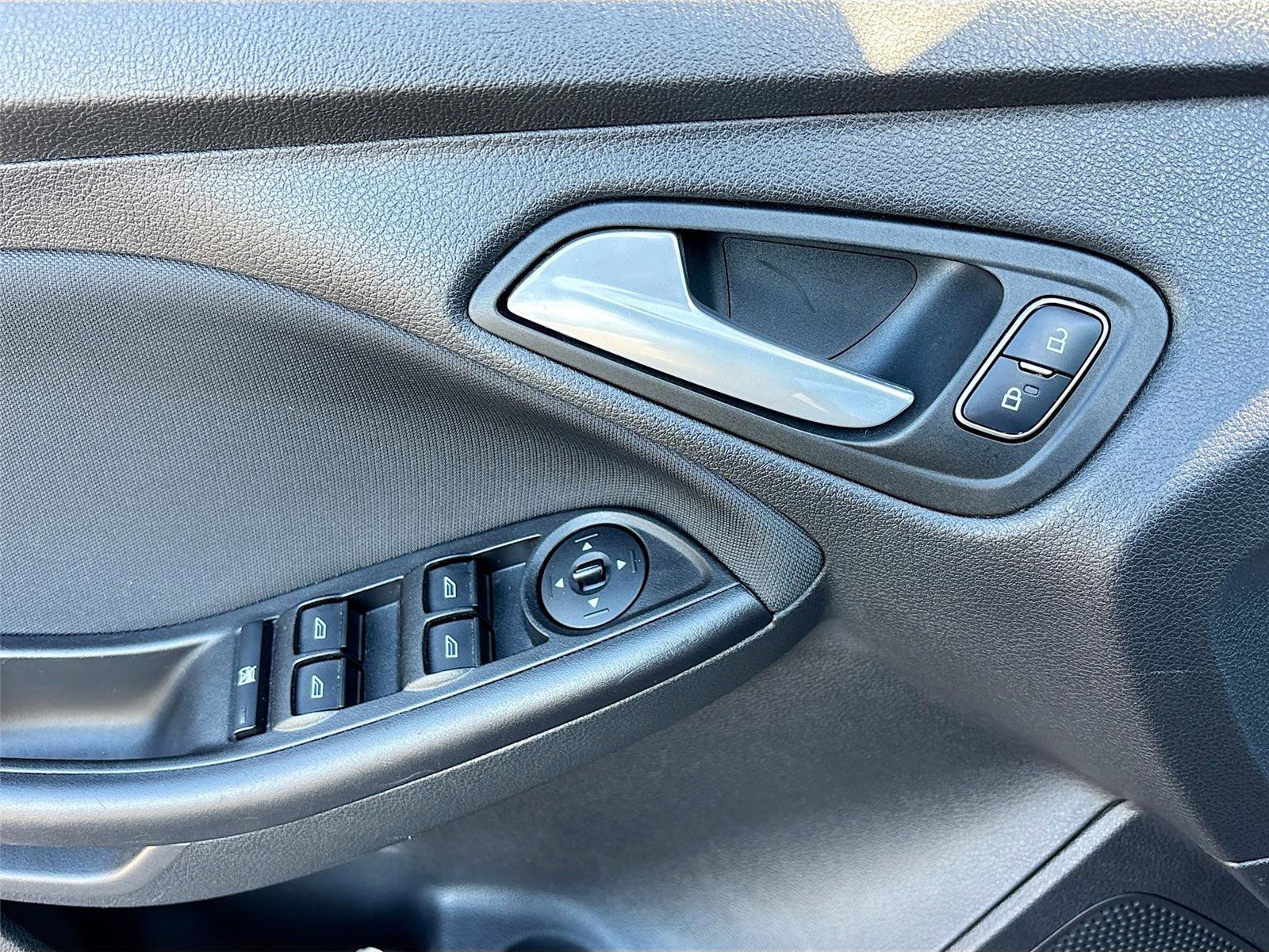 Used 2018 Ford Focus SE w/ SE Appearance Package image 20