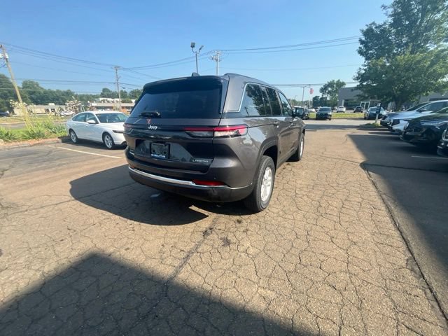 Used 2023 Jeep Grand Cherokee Laredo AWD/4WD image 14