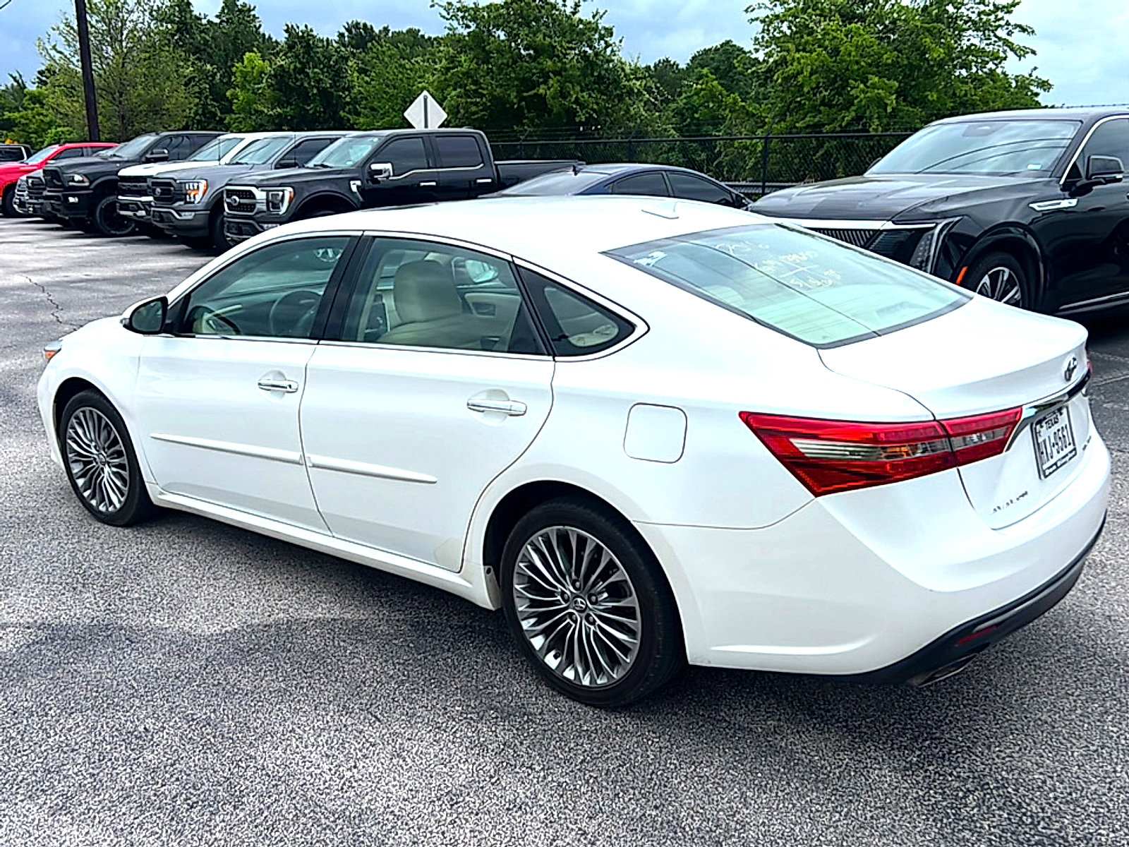 Used 2016 Toyota Avalon Limited w/ Toyota Safety Sense Package FWD image 6