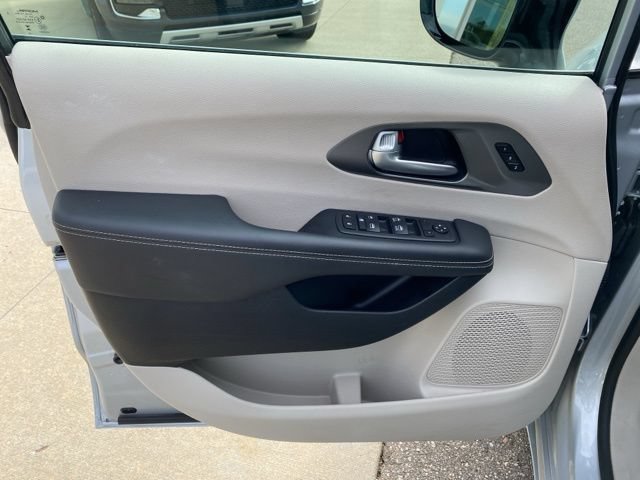 Used 2024 Chrysler Pacifica Touring-L FWD image 11